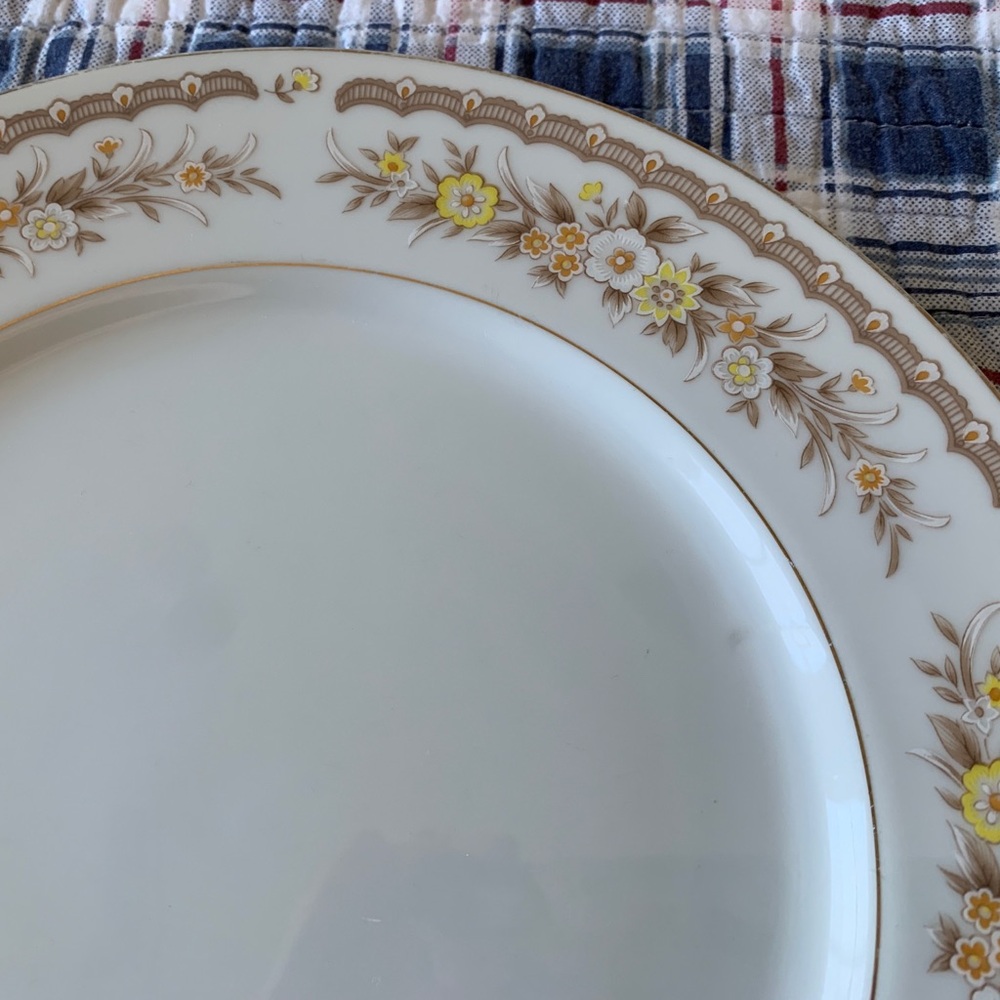 One (1) Dinner Plate Golden Autumn by Ekco, Flowers, Gold